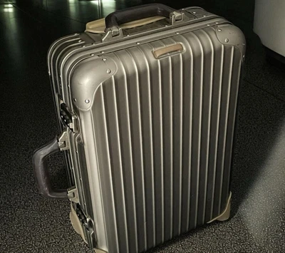 Mala de transporte Rimowa Topas 32L dourada 2 rodas - Imagem 1 de 4