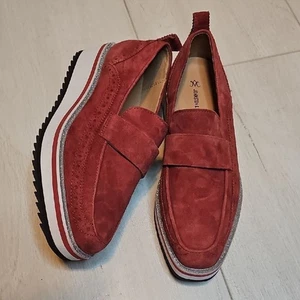 Mocasines de plataforma Johnston & Murphy Gracelyn - gamuza roja con ribete metálico, talla 7 - Imagen 1 de 11