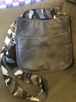 Серая сумка через плечо с камуфляжным ремешком черная, серая с серебристым металликом - Изображение 1 из 4