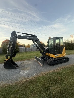 JOHN DEERE 60P 2024 CERRADO CALOR AIRE ACONDICIONADO POCAS HORAS ATAQUE RÁPIDO CARGADO Foto 1 de 4