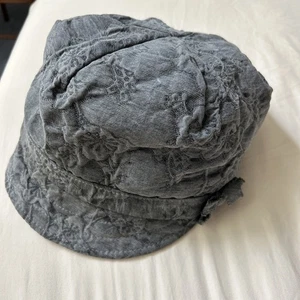Anthropologie Grace Grigio Cappello Floreale Fiore Bottone Applique Cabbie 109% Cotone - Foto 1 di 12
