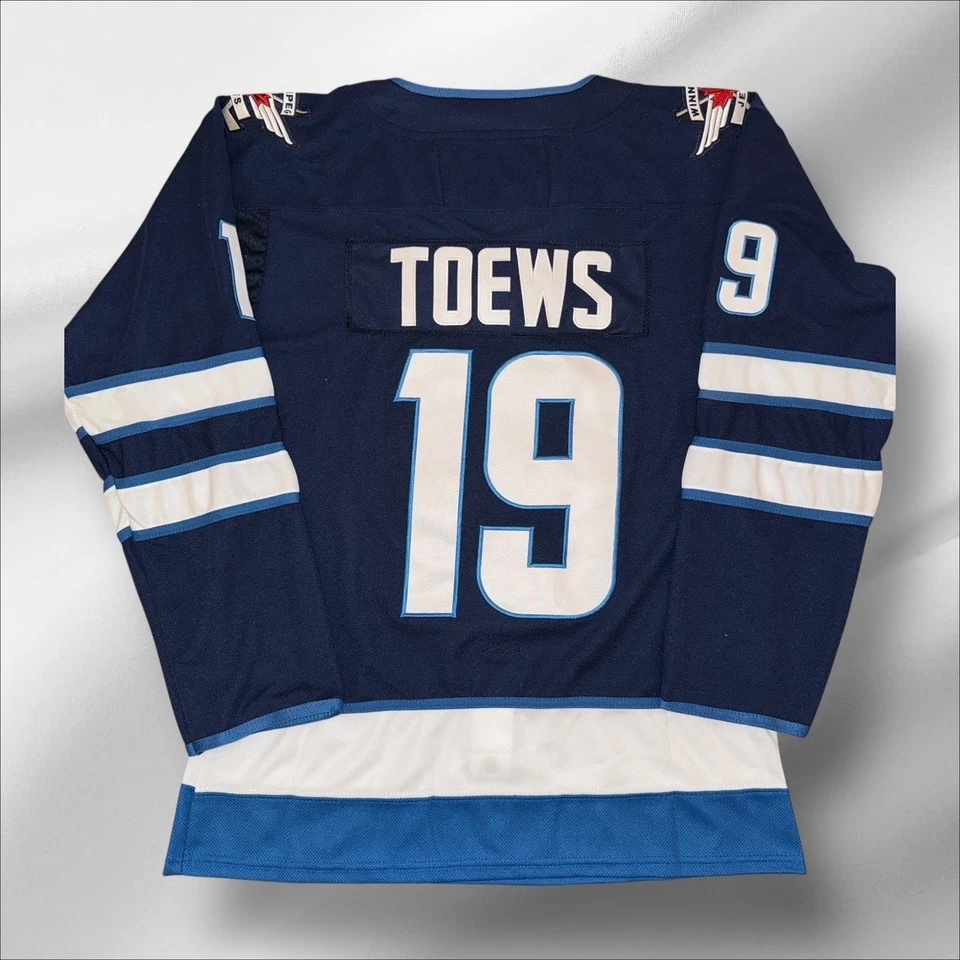 JONATHAN TOEWS WINNIPEG JETS CAMISA AZUL PERSONALIZADA TAMANHO GRANDE SEM MARCA BOA!! - Imagem 1 de 3