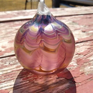 Lámpara de aceite de vidrio de arte púrpura soplado a mano reflejos dorados iridiscentes nunca usada 3,5" - Imagen 1 de 6
