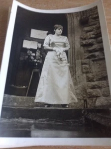 Original Bw 6x4 cm Foto Brautjungfer mit Blumen Kirche M8743 B1300 - Bild 1 von 1