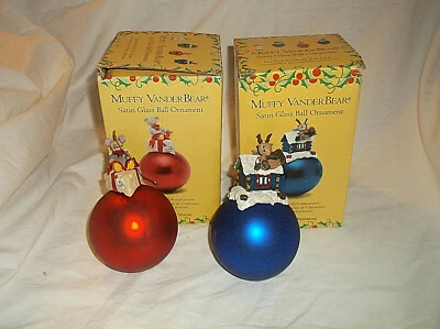 2 adornos navideños de bola de satén MUFFY VANDERBEAR ratón húmedo y Reinbear Foto 1 de 4