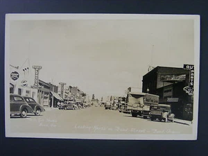 Letreros de tienda Bend Oregon O Street View autos Dodge foto real postal RPPC años 40 - Imagen 1 de 2