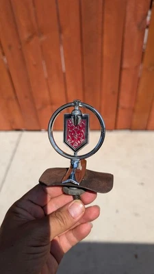 1976-77 Chevrolet Monte Carlo painel cabeçalho capô emblema GM 461979 - Imagem 1 de 4