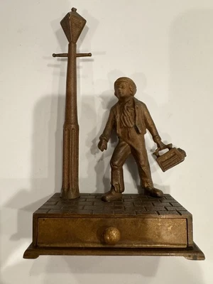 Zapato Shine Boy vintage bronce junto a una calle Pam con cajón pequeño Foto 1 de 4