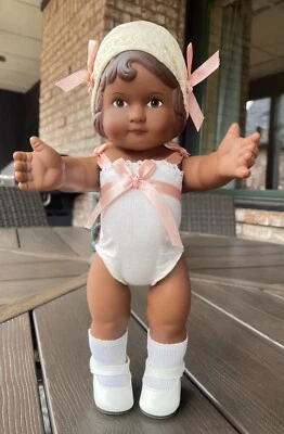 Daisy Kingdom Rosie 1991 de colección 12 pulgadas Bebé Muñeca Piel Oscura Moldeado Gorro 4101-11999 Foto 1 de 4