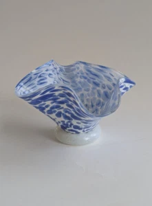 Mundgeblasene Kunstglas faltiges Taschentuch blau & weiß Blumenvase 3" hoch - Bild 1 von 9