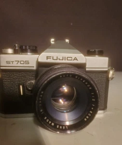 ¡Cámara fotográfica Fujica ST705 35 mm réflex con lente F2 de 50 mm! - Imagen 1 de 6