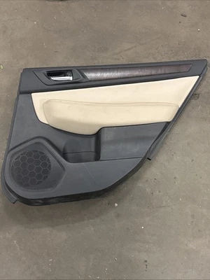Panel de moldura de puerta trasera derecha Subaru Outback Legacy 2015-2019 usado fabricante original Foto 1 de 4