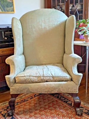 Antiguo sillón georgiano con respaldo de ala con garra y pies de bola; inglés o irlandés Foto 1 de 4