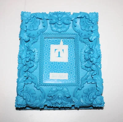 Moldura para foto ornamentada Two's Company regência barroca azul celeste resina 3D 4x6 - Imagem 1 de 4