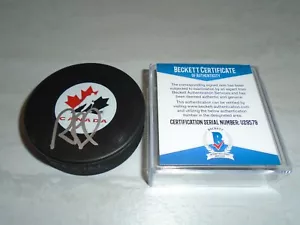 Rob Blake Firmado Equipo Canadá Hockey Puck Autografiado LA Kings Beckett BAS COA 1A - Imagen 1 de 4