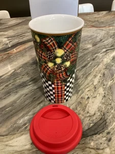 Taza de viaje Mackenzie Childs Evergreen Check taza coleccionable retirada NUEVA - Imagen 1 de 7
