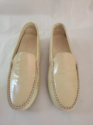 $495 Tod's Mocasines de conducción para mujer charol crema Italia talla 6,5 DAMAS  Foto 1 de 4
