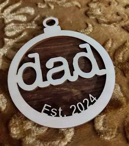 Vater mit Jahr maßgeschneidertes Holzornament - personalisiert - Bild 1 von 1