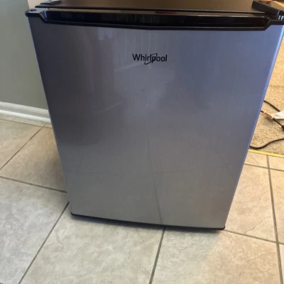 Mini refrigerador congelador compacto Whirlpool de 2,7 pies cúbicos de acero inoxidable WH27S1E Foto 1 de 4