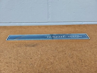 Pontiac Tempest 1965 emblema de tablero personalizado con bisel cromado 9779610 OEM usado Foto 1 de 4