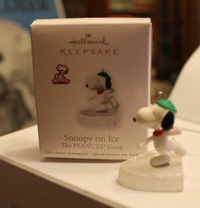 Hallmark Andenken Ornament ~ SNOOPY On Ice "PEANUTS" mit Box 2010 - Bild 1 von 1