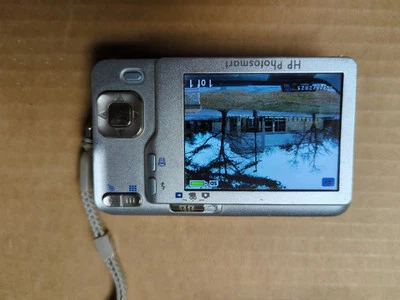 HP PhotoSmart R742 7.2MP Digital Camera - Silver, TESTED & WORKING. Inc Charger. - Image 1 of 4