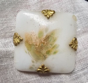 Antiguo Hatpin Hermoso 1 1/16" Blanco Único Oro Acentos Coleccionables - Imagen 1 de 8