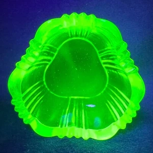 Uranium Glass Clover Open Salt Cellar Green Vintage Wilkerson 3 Leaf Dip - Picture 1 of 14