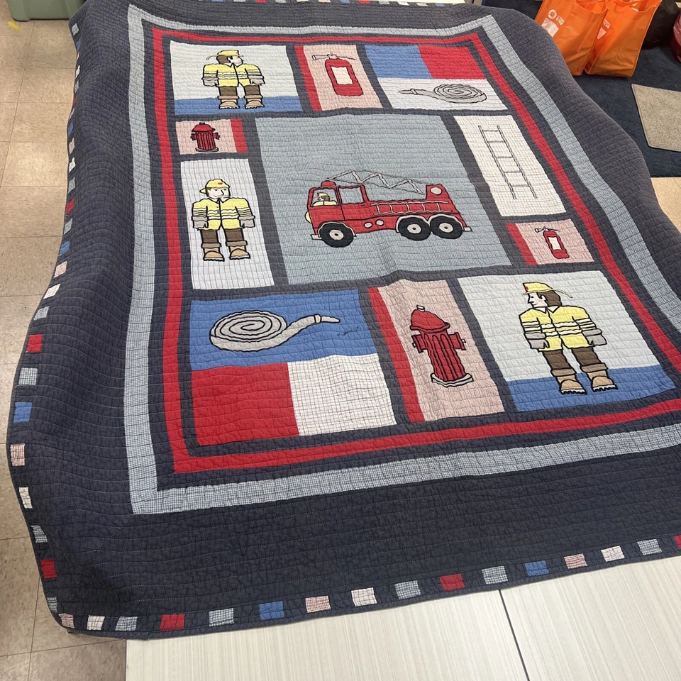 Edredón de algodón Pem America My World Fireman Fire Engine 86” X 65” doble Foto 1 de 4