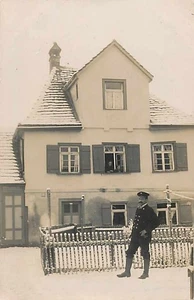 AK - Mann in Uniform vor Wohnhaus - Winter - Fotoansichtskarte - Bild 1 von 2