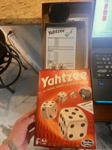 Hasbro Yahtzee Gioco Classico, Giochi Dadi Stampa Trasparente con Colore Originale - Foto 1 di 1