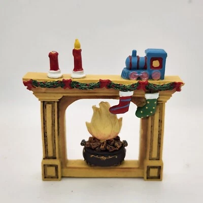 Medias de Navidad para muebles de resina miniatura chimenea casa de muñecas 4,75" X 4,25" Foto 1 de 4