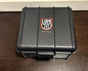 Luminosidad Hecho en Suiza Caja Reloj Estuche - SOLO ESTUCHE - 5”x4” - Militar - Imagen 1 de 15