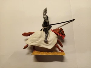 Timpo Toys-  Topfhelmritter mit Lanze + Pferd..in schwarz und Visier - Bild 1 von 5