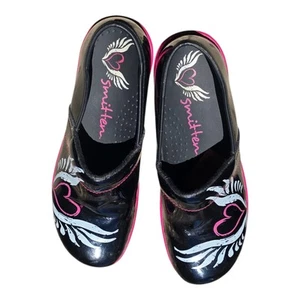 Smitten Clogs Gr. 41 rutschfest schwarz rosa Herz Flügel Medizin Krankenschwester Komfort - Bild 1 von 5