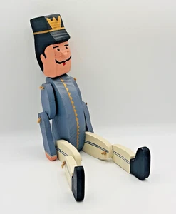 Vintage Soldat Holz Gelenk Regal Sitter Skulptur Dekor 17 Zoll hoch LESEN - Bild 1 von 5