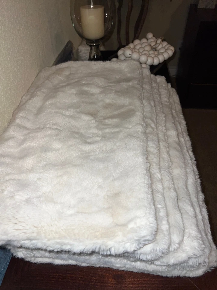 POTTERY BARN * IVORY FAUX FUR ALPACA LUMBAR PILLOW COVER * 16” X 26”  NWOT - Image 1 of 4