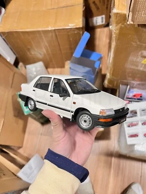 1: 18 比例大发 Charade Sedan 7100 Maihe 白色压铸模型汽车 — 第 1/4 张图片
