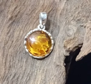 Beautiful Sterling Silver Amber Pendant (15) - Picture 1 of 2