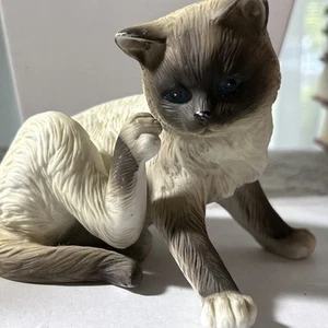 Georgeous Life Like Vtg Porcelain Cat Scratching Himself Gray Tabby/Siamese EUC - Picture 1 of 13