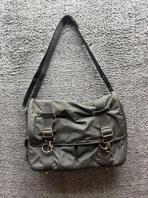 Bolso Bandolera Tokidoki con Solapa Magnética Gris Oscuro Unisex 16" x 12" Foto 1 de 4