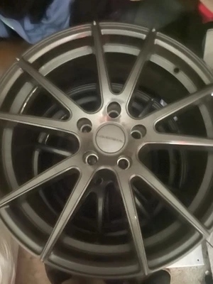 Ruedas de metal líquido de 18’ Foto 1 de 2