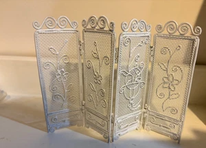 Pantalla divisoria de habitación vintage victoriana de alambre de metal blanco de 4 paneles para casa de muñecas - Imagen 1 de 6