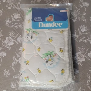 Vintage Snoopy Woodstock gesteppte Babydecke Wanddeko Dundee USA 36x43 NEU versiegelt - Bild 1 von 6