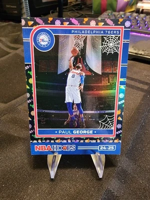 2024–25 NBA Haunted Hoops Paul George No40 Holo Trick-or-Treat 70/99 - Изображение 1 из 4