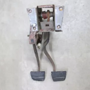 69 70 71 72 73 74 75 76 77 78 79 CORVETTE ORIGINAL GM CLUTCH & BRAKE PEDAL SET - Foto 1 di 6