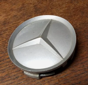 WHEEL CENTER CAP for MERCEDES-BENZ 1984-2016 / 2014010225 / 201 401 02 25 / USED - Picture 1 of 3