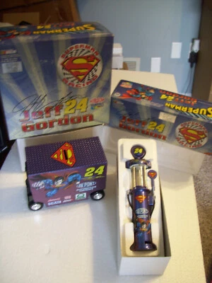 CONJUNTO JEFF GORDON SUPERMAN DUPONT 1999 1/16 BOMBA DE GASOLINA E 1/16 PIT WAGON BANKS ACTION - Imagem 1 de 4