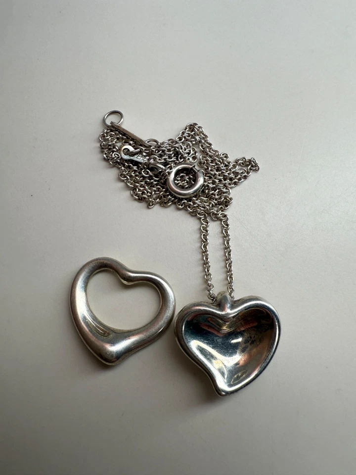 Cadena de plata Tiffany Peretti y 2 colgantes corazón de bruja, caja y bolsa todos firmados Foto 1 de 1