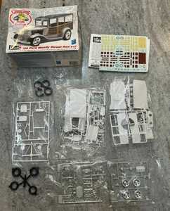 Kit modelo Revell 30 Ford Woody Street Rod 2 n 1 Good Guys NUEVO EN CAJA ABIERTA - Imagen 1 de 6